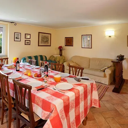 Sleeps 8 Pool Air Con Wifi